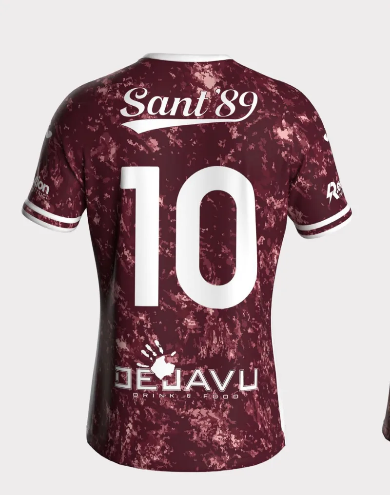 Retro della maglia granata con la scritta Sant'89, il numero 10 e lo sponsor Dejavu.