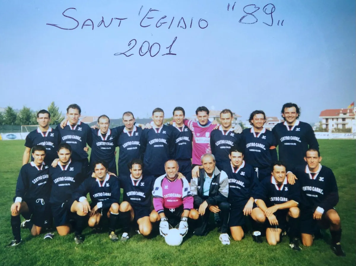 Foto di squadra in maglia blu scuro, con la scritta a mano Sant'Egidio 89, 2001.