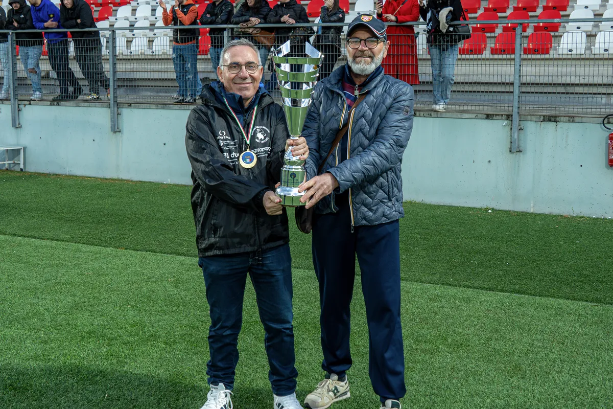 Giovanni Sciamanna e Pierluigi De Santis reggono la Coppa Provincia sul bordo del campo.
